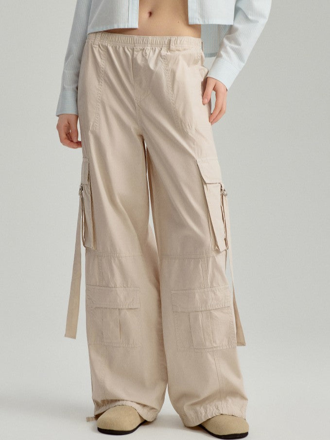 Pantaloni bej cu croi larg și buzunare cargo