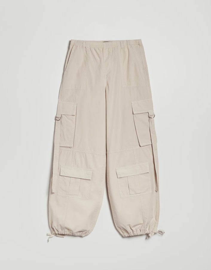 Pantaloni bej cu croi larg și buzunare cargo