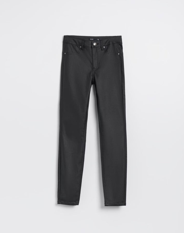 Pantaloni cerați cu efect push-up
