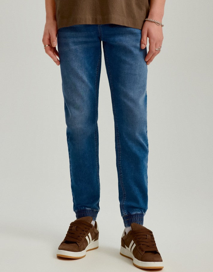 Pantaloni jogger bleumarin din denim cu rupturi