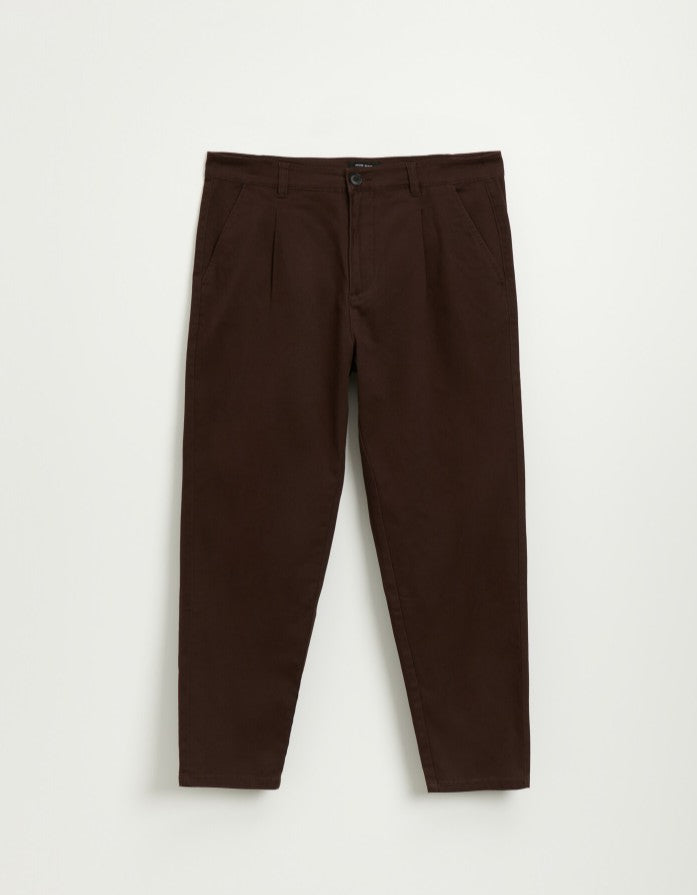 Pantaloni maro cu croială smooth croială carot